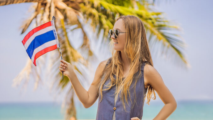 Frau in Thailand mit thailändischer Flagge