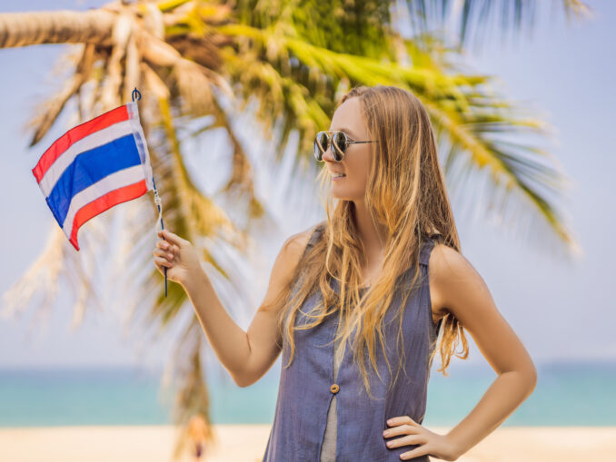 Frau in Thailand mit thailändischer Flagge